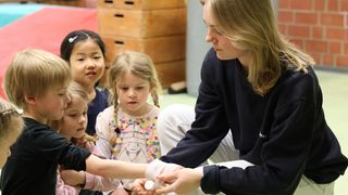 Projekt Abenteuer helfen: Eine Frau mit einer Kita-Gruppe.