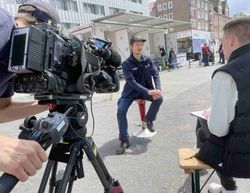 Mobalni Projektleiter Julian Wundke wird von RTL Nord vor der Kamera befragt