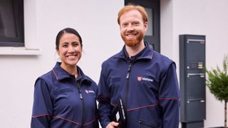 Zwei Bereitschaftsdienstmitarbeitende des Malteser Hausnotrufs lächeln in die Kamera.