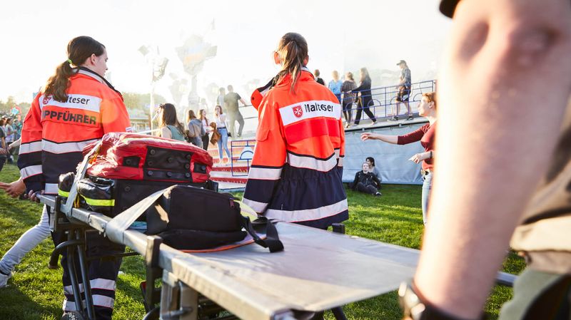 Malteser Sanitäter auf Kirmes