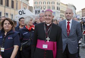 Die Gruppe Trierer in einer Menschenmenge