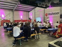 Gäste bei der Einweihungsfeier der neuen Dienststelle des Malteser Hilfsdienst e.V. in Neuwied