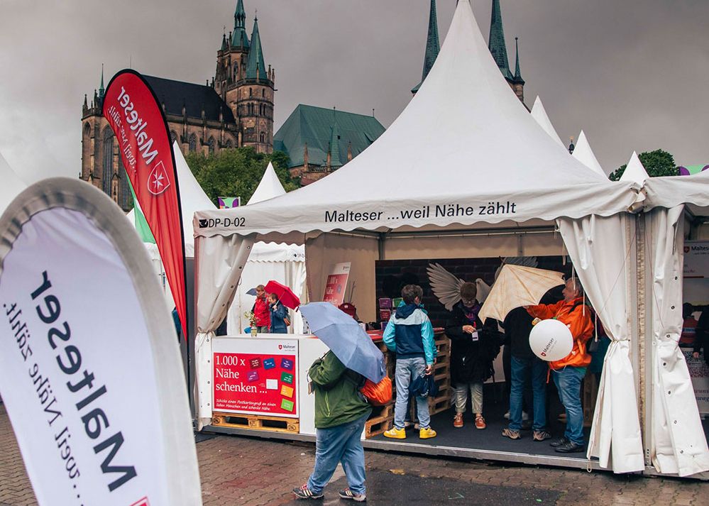 Der Malteser Stand auf dem Domplatz in Erfurt bot einen trockenen Unterschlupf.