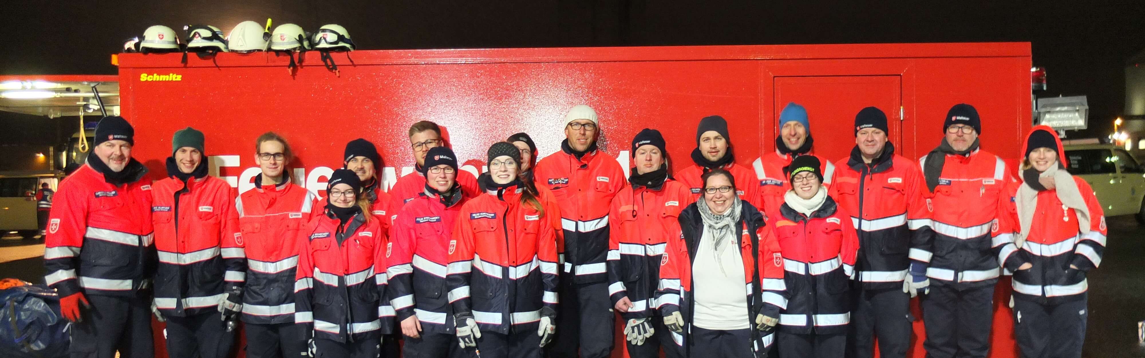 Ehrenamtliche Malteser posieren für Gruppenfoto