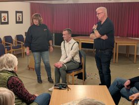 Zwei Ehrenamtliche der Malteser fesseln Jan Phillip Lehmker, der sich danach mit Leichtigkeit wieder befreite.