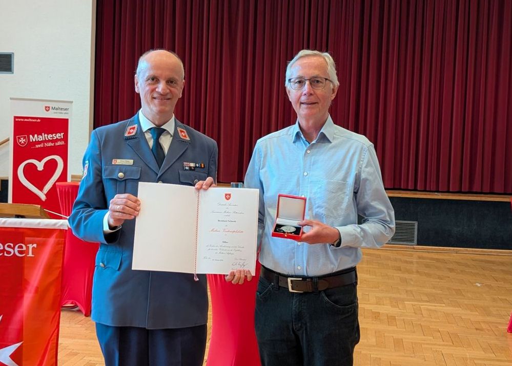 Für sein jahrelanges Engagement als stellvertretender Stadtbeauftragter der Malteser Kornwestheim wurde Bernhard Schwab (rechts im Bild) von Regionalgeschäftsführer Klaus Weber mit der Malteser Verdienstplakette in Silber ausgezeichnet. 