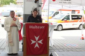Foto: Malteser/Silvia Bergmann - Im Beisein zahlreicher Gäste, segnete der langjährige Diakon und ehemalige Malteser Kreisbeauftragte Heinz-Georg Muth vier neue Fahrzeuge der Rettungswache Niederselters. Die Schriftlesung hielt Lisa-Marie Neuroth, stellv. Wachleiterin Rettungswache Niederselters.