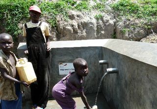 Accès à l'eau potable dans les écoles et les centres de santé