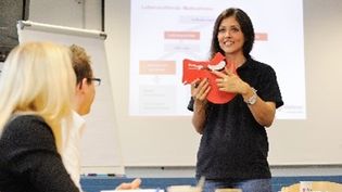 Frau in Malteserkleidung während einer Unterrichtseinheit