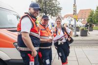 Sanitäterin und Sanitäter auf dem Katholikentag in Würzburg.