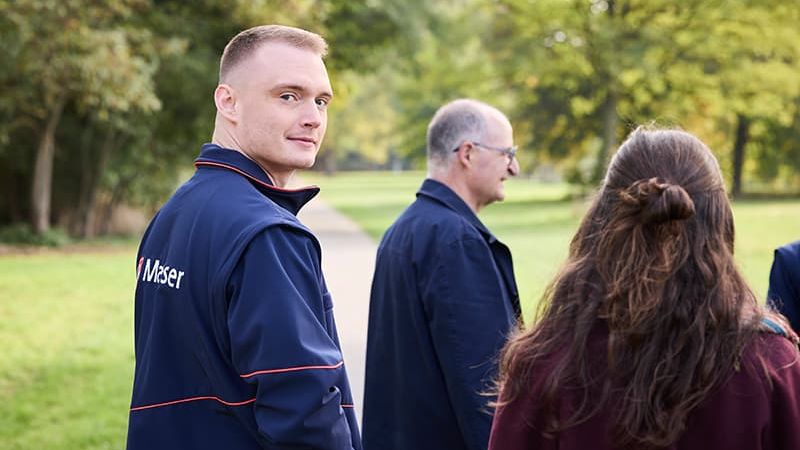 Ein ehrenamtlicher Trauerbegleiter der Malteser mit einer Gruppe im Park