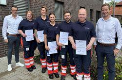 Gruppe von sieben Frauen und Männern