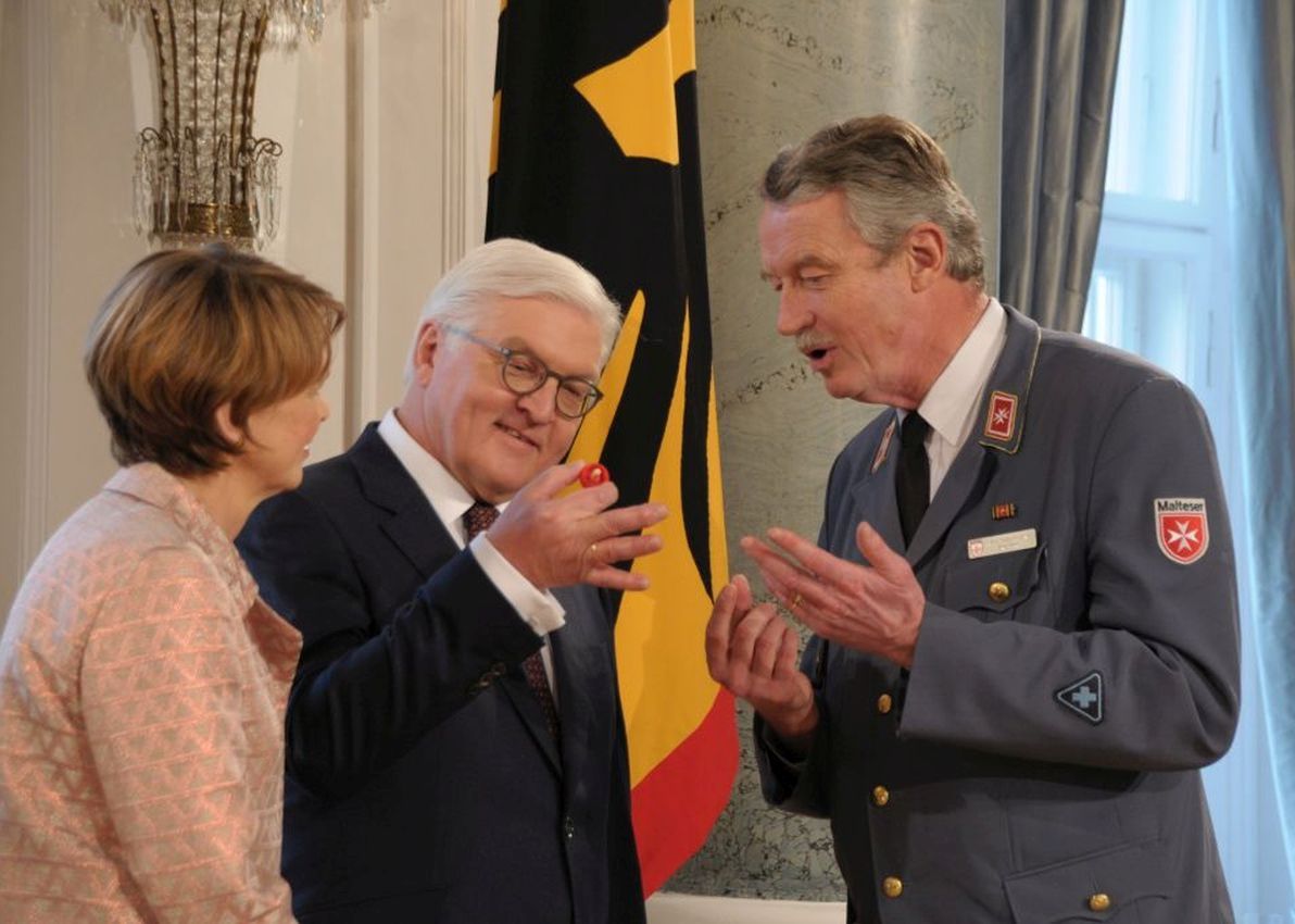 2018: Bundespräsident Frank-Walter Steinmeier inspiziert den Malteser Kreisel, Constantin von Brandenstein erklärt. 