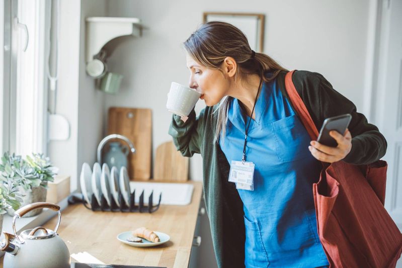 Ärztin trinkt Kaffee