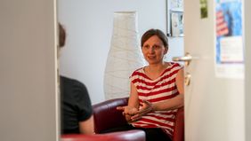 Beratungssituation in der Traueranlaufstelle des Malteser Hilfsdienstes – einfühlsames Gespräch mit einer trauernden Person in geschützter Atmosphäre