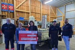 Foto: Rieke Hölscher/ Malteser Auf dem Bild von links nach rechts: Stefan Rüther (Malteser Feldküche), Sonja Naujocks (Beauftragte Malteser Altenbeken), Claudia Hoffmeister (Leiterin der Filiale Altenbeken der Volksbank Paderborn, Zweigniederlassung der VerbundVolksbank OWL eG), Christoph Brockmann (Malteser Feldküche), Martin Arndt (Malteser Fundraising)