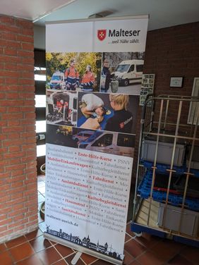 Roll-Up der Malteser Aurich mit den angebotenen Diensten