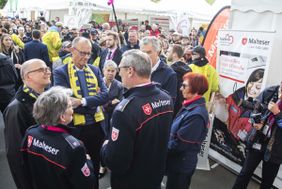 Menschen beim Katholikentag im Gespräch