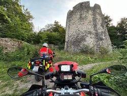 Abbildung von zwei Einsatzmotorrädern der Malteser vor einer alten Mauer