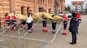 Malteser Katastrophenschutzjugend baut ein zusätzliches Zelt für die Malteser Nikolausaktion auf.