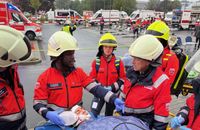 Notarzt und Rettungsdienst versorgen einen Patienten auf der Trage. 