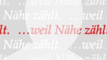 Silhouette einer Person vor grauem Hintergrund mit dem Schriftzug ‚…weil Nähe zählt‘.