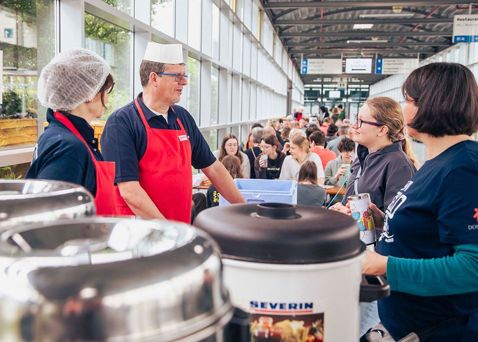 Markus Waclawik und seine Kollegin, beide von den Maltesern aus Wesel, geben das Frühstück in der Messehalle in Erfurt aus.