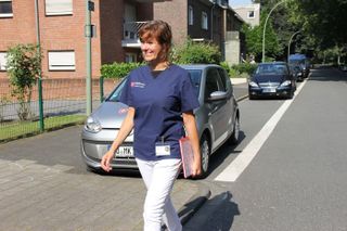 Ambulante Pflegerin der Malteser ist auf dem Weg zur Arbeit.