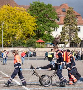 Malteser Sanitäter helfen einem Patienten. Foto: Malteser