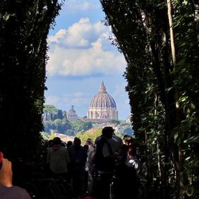 Der Petersdom im Hintergrund