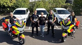 Frauen und Männer mit zwei Motorrädern.