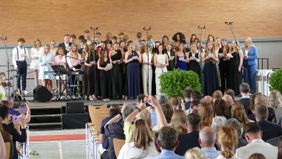 Die Abiturientia singt zum Schluss der Feierlichkeiten ihren Abisong "Forever Young"