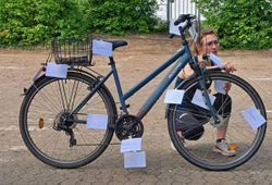 Fahrradvokabeln wurden mit kleinen Klebezetteln am Rad gelernt. Fotos: Malteser Köln