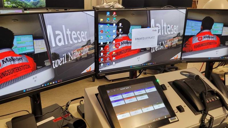 Mehrere Bildschirme einer modernen Funkzentrale