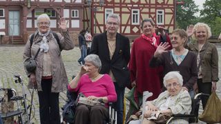 Gruppenbild mit Senioren beim Ausflug zum Hessentag