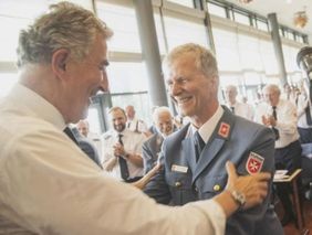 Der bisherige Hilfsdienst-Präsident Georg Khevenhüller gratuliert dem neuem Präsidenten Martin Schelleis zur Wahl