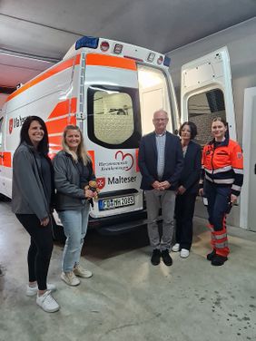 Die Spendenübergabe fand im Beisein von Katharina Schändlinger und Annalisa Düppner vom Musikverein Landenhausen, Stefan Lang und seiner Ehefrau Pia sowie der Rettungssanitäterin Hanna Huff, statt (v.l.n.r.). Foto: Malteser