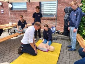Wiard Siebels übt die Herz-Lungen-Wiederbelebung