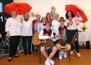 Sie sorgten für eine abwechslungsreiche und fröhliche Jubiläumsfeier: Seniorentreff-Leiterin Andrea Brodschelm (r.), Lukas und Max Berger (vorne v.r.) sowie die Seniorentreff-Mitarbeiterinnen Regina Abbas (v.l.), Renate Schöffmann, Katharina Fuchs, Referentin Soziales Ehrenamt Rosmarie Friedsam und die Seniorentreff-Mitarbeiterinnen Rosina Brandtner und Elfriede Kohl.