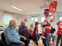 Im Sitzkreis des Café Maltas wird ein Trikot des 1. FSV Mainz 05 gezeigt (Foto Malteser Bingen)