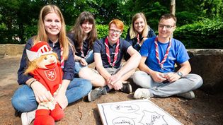 Jugendliche in typischer Malteser Jugendbekleidung