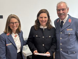 Das Bild zeigt in der Mitte Monika Stuart-Houghton, Generaloberin Clementine Perlitt links und Diözesanleiter Christoph von Grafenstein rechts