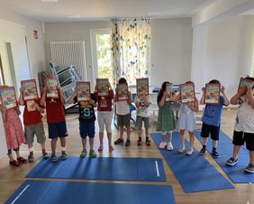 Die Kinder der KiTa Piccobello und der KiTa St. Nikolai in Bremen gehörten zu den ersten „kleinen Rettern“, die sich über die neuen Malhefte der Malteser freuten. Foto: Malteser Bremen 