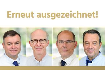 Vier Ärzte im weißen Kittel mit Auszeichnung Focus TOP-Mediziner 2025.