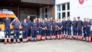 Gruppenbild der ehrenamtlichen Einsatzkräfte der Einsatzeinheit Bottrop vor der Dienststelle