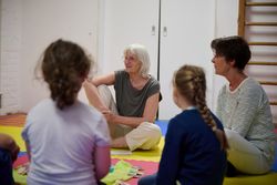 Michaela Büschler und Karin Budde leiten die Gespräche zum Thema Abschied an. Fotos: Robert Hörnig