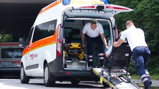 Zwei Sanitäter bei einem Krankentransport