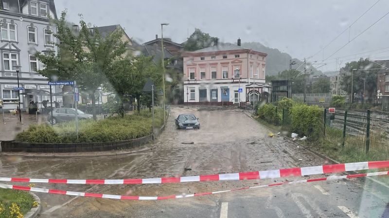 Eine gesperrte, überflutete Straße im Ahrtal.