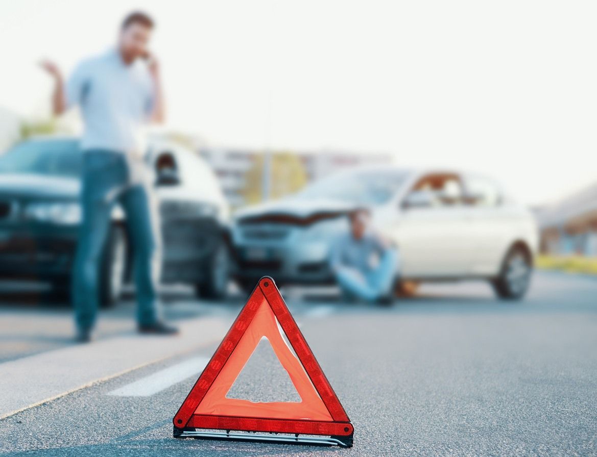 Mann telefoniert nach Autounfall