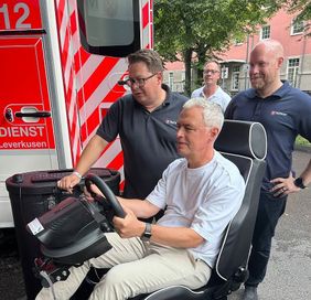 RTL-Sportchef Andreas von Thien testet den Blaulichtsimulator mit fachkundiger Einweisung durch die Kollegen des Malteser Bildungszentrum Rheinland.